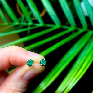 Emerald / 18K yellow gold round stud earrings